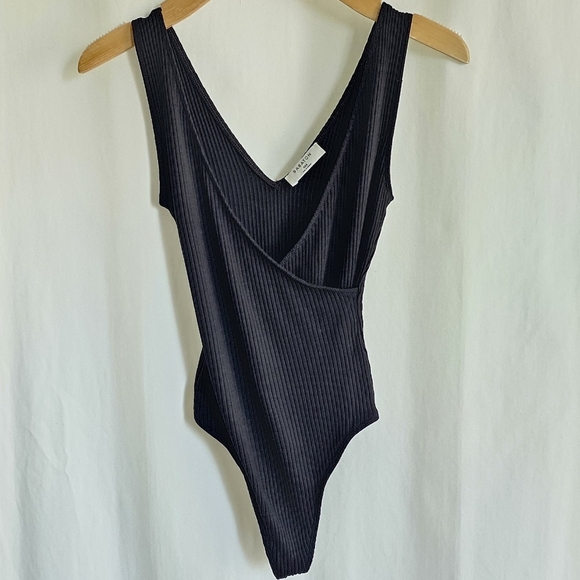 🇨🇦 Aritzia Babaton Black Sleeveless Faux Wrap Rib Bodysuit - Picture 4 of 13